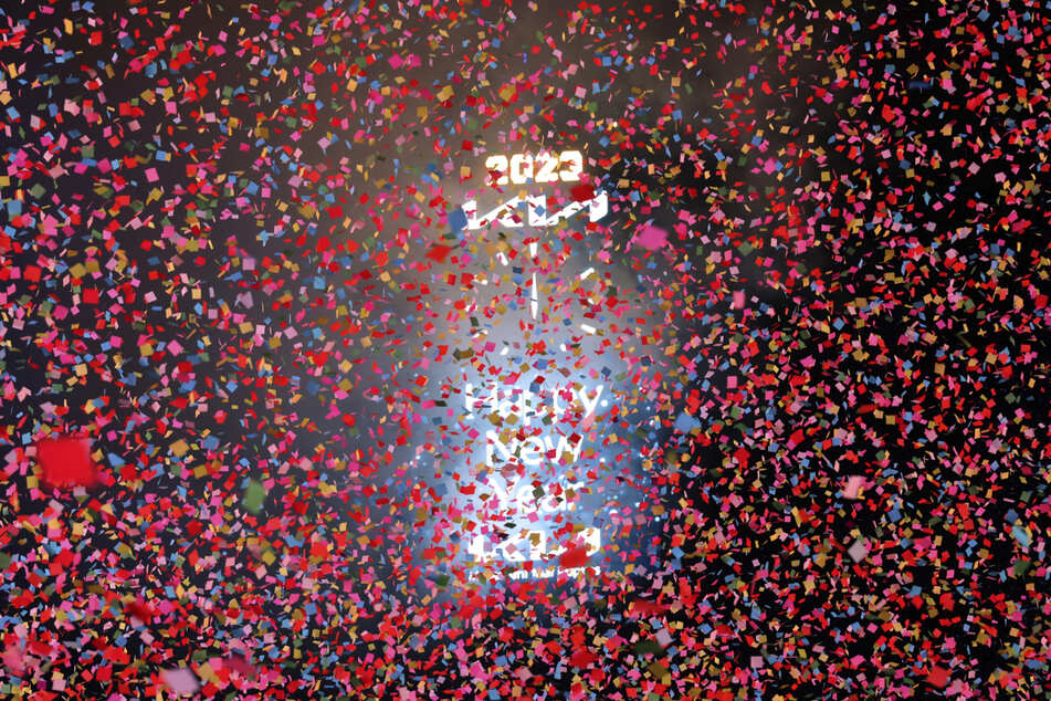Einen gewaltigen Konfettiregen gab es in New York beim traditionellen "Ball Drop" gefeiert, bei dem eine leuchtende Kristallkugel um Mitternacht an einem Fahnenmast herabgleitet.