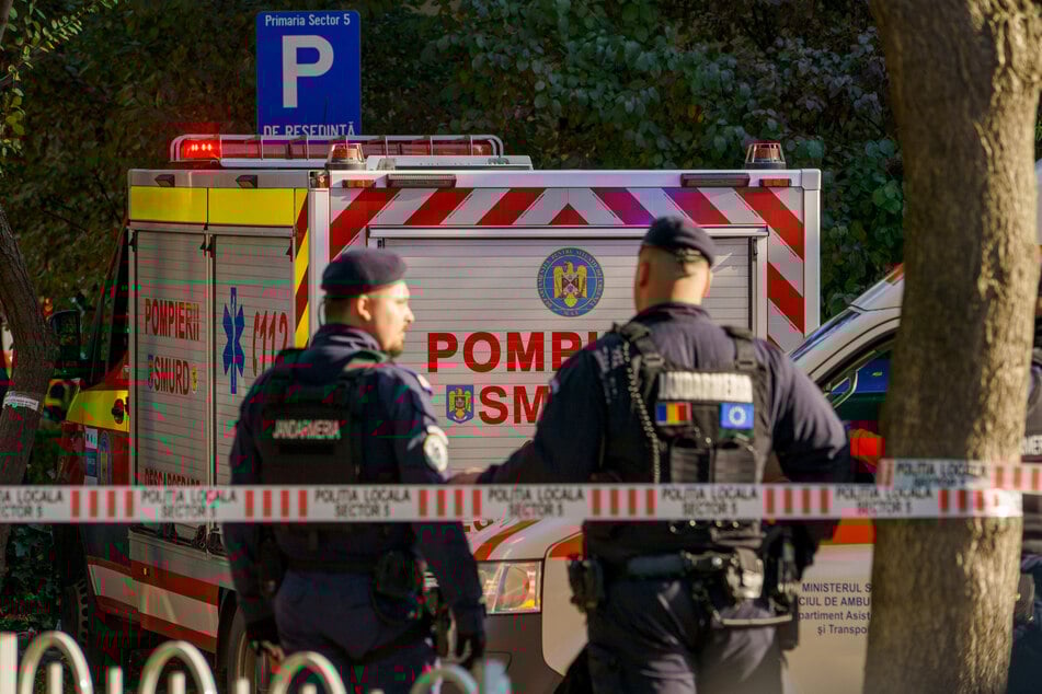 Kurze Zeit später haben Sanitäter die Verletzten versorgt. Der Platz um das Gebäude herum wurde großräumig abgesperrt.