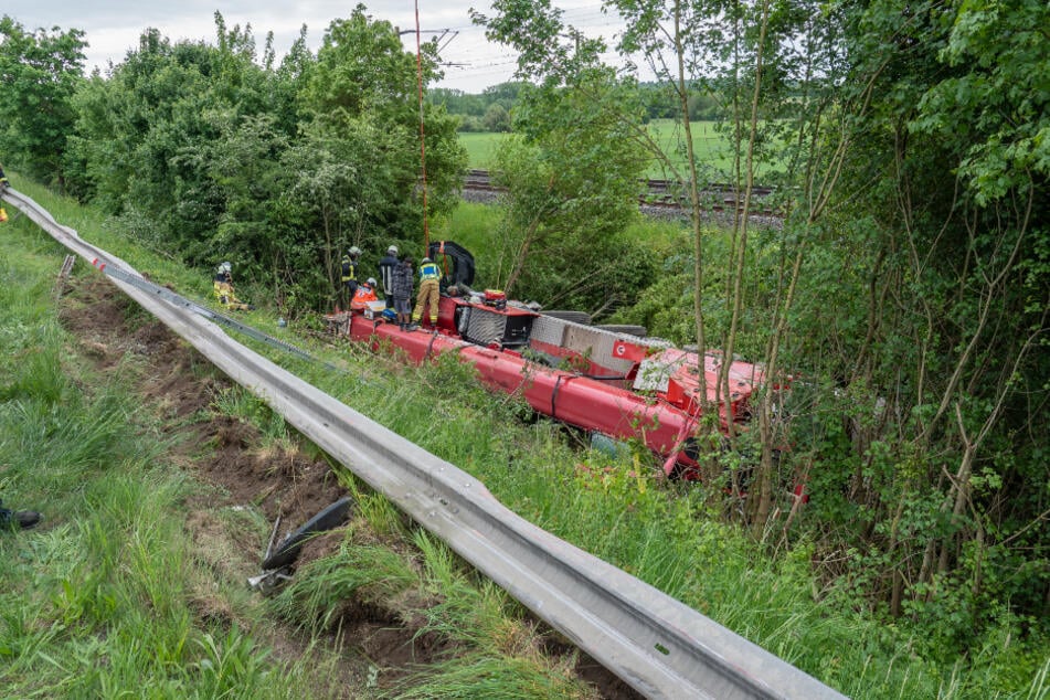 Mit einer großen Rettungsaktion musste der Fahrer des 50-Tonners aus seinem Autokran befreit werden.