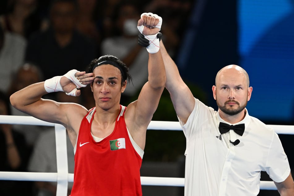 Die algerische Boxerin Imane Khelif (26) zieht aufgrund angeordneter Geschlechtertests vor der kommenden WM vor Gericht. (Archivbild)