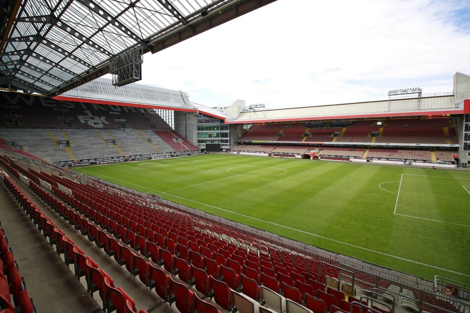 Erster Stopp heute: Das Fritz-Walter-Stadion in Kaiserslautern auf dem Betzenberg. 4985 Zuschauer dürfen heute dabei sein.