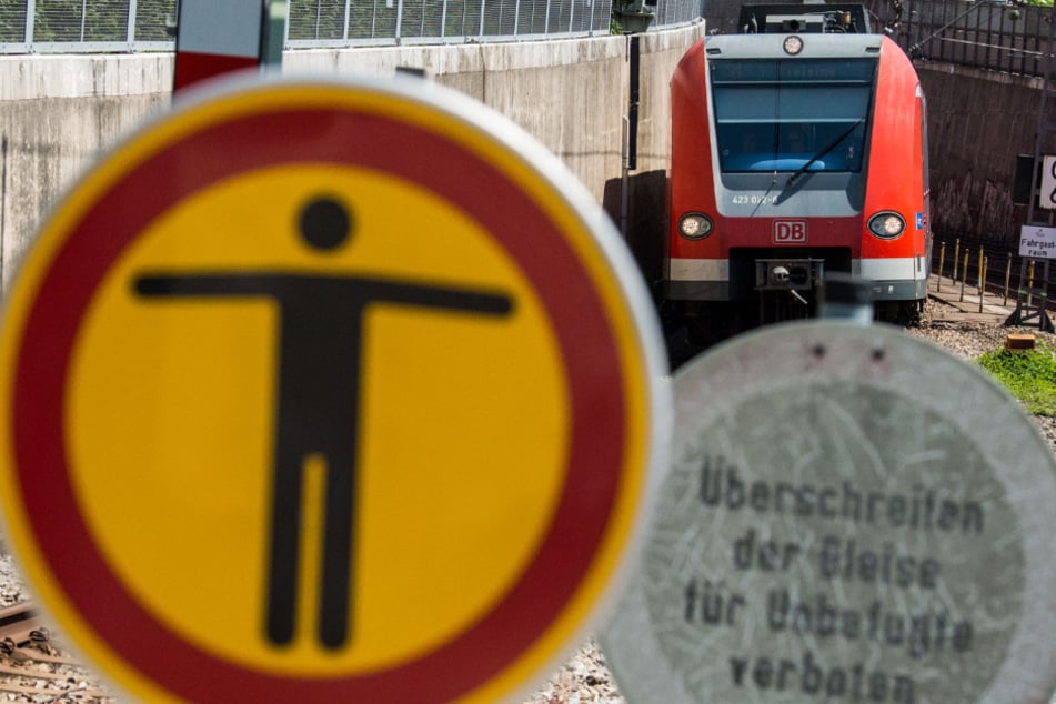 In einer Münchner S-Bahn ist es zu einer Attacke auf eine DB-Mitarbeiterin gekommen. (Symbolbild)