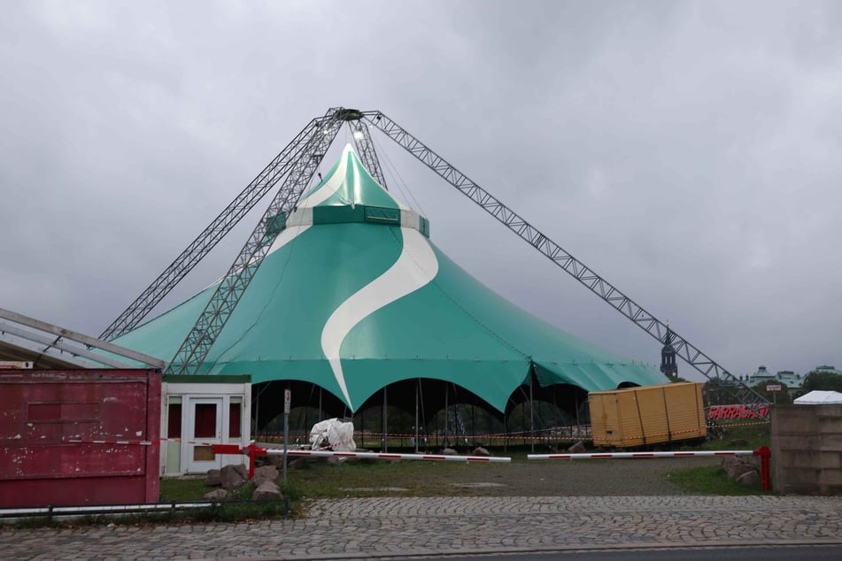 Der Zelt-Schwarzbau zwischen Marienbrücke und Kongresscenter musste 2020 wieder abgebaut werden.
