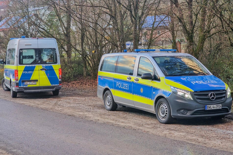 Zwei Streifenwagen der alarmierten Polizei stehen an der Unglücksstelle in Buchen (Neckar-Odenwald-Kreis).