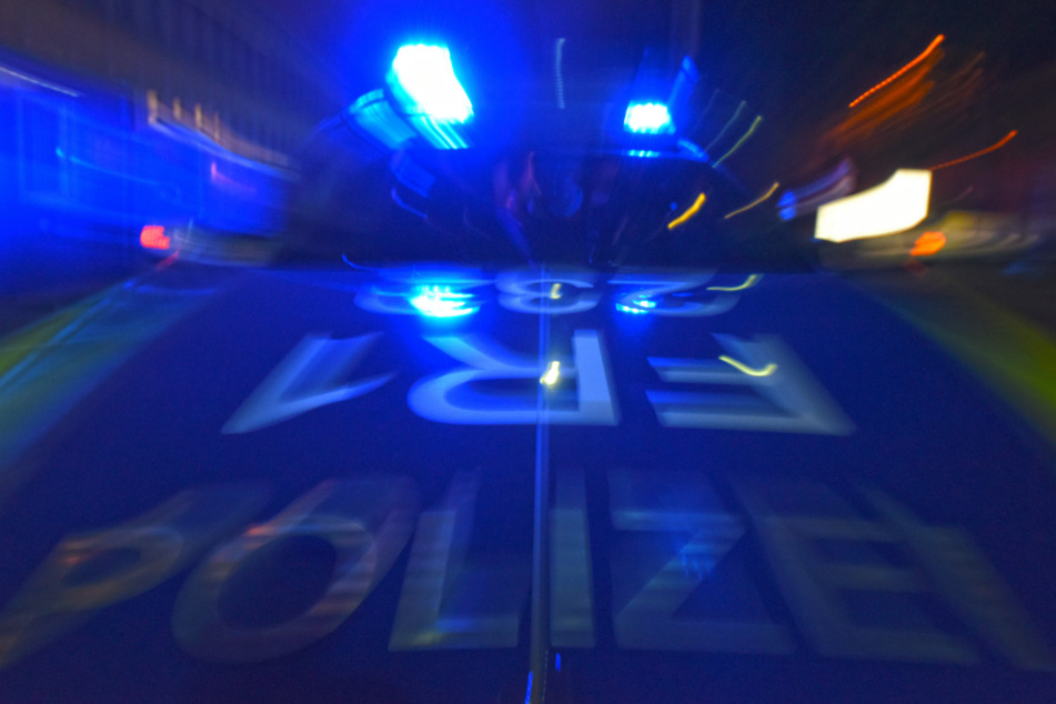 Ein Polizeifahrzeug steht mit Blaulicht auf der Straße. (Symbolbild)