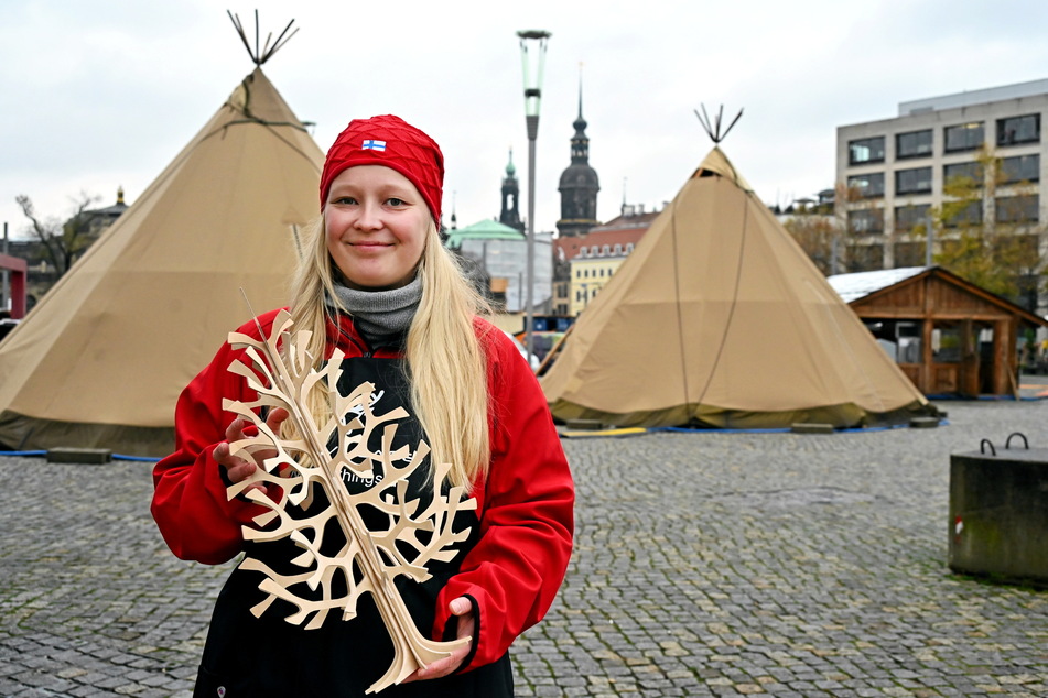 Marktleiterin Olga Vallin (30) hat noch einiges zu tun, bis das Finnische Weihnachtsdorf eröffnen kann.