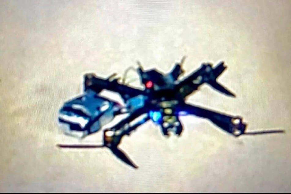 Dieses Bild zeigt offenbar die Drohne, die am Leipziger Flughafen zum Einsatz kam. Links an der Drohne erkennbar: Das Paket, in dem sich der Sprengstoff befand.
