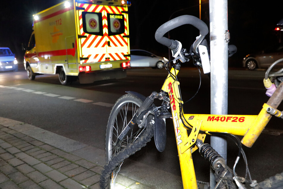 Schwerer Fahrradunfall in Chemnitz: Eine Frau wurde am Montagabend von einem VW-Transporter angefahren.