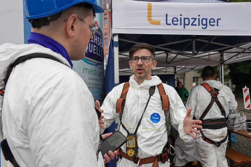 TAG24-Reporter Jan-Gerrit Vahl im Gespräch mit dem Fachbereichsleiter für den Kanalnetzbetrieb der Leipziger Wasserwerke, Sven Lietzmann.
