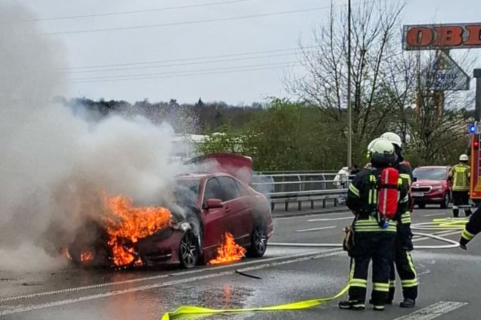 Rettungskräfte bekämpften das Feuer mit Wasser und Schaum.