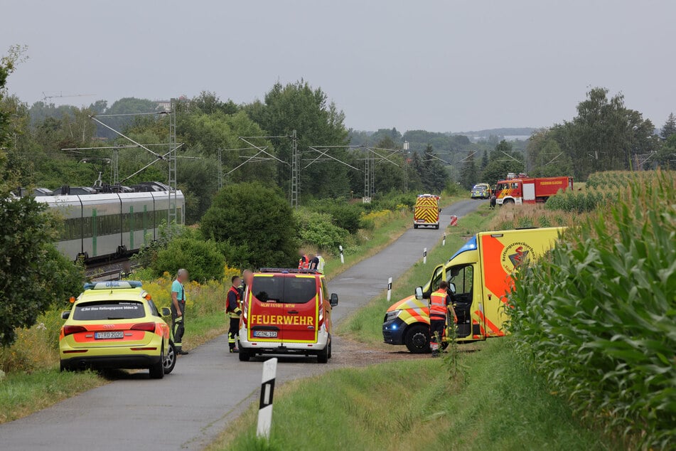 Zahlreiche Rettungskräfte eilten am heutigen Freitag zur Pappelstraße in Glauchau, die sich direkt an den Eisenbahnschienen befindet. Eine Person wurde dort von einem Zug erfasst. Jede Hilfe kam zu spät, die Person verstarb an ihren schweren Verletzungen.