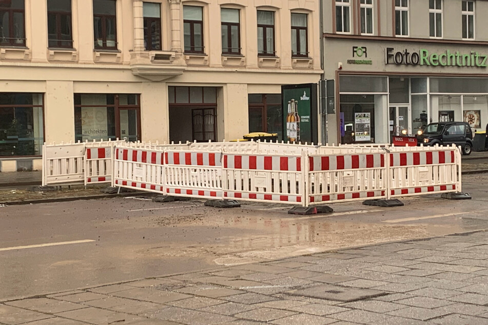 Grund ist ein Rohrbruch. Die unterspülte Straße kann wegen der aktuellen Wetterlage nicht sofort wieder aufgebaut werden.