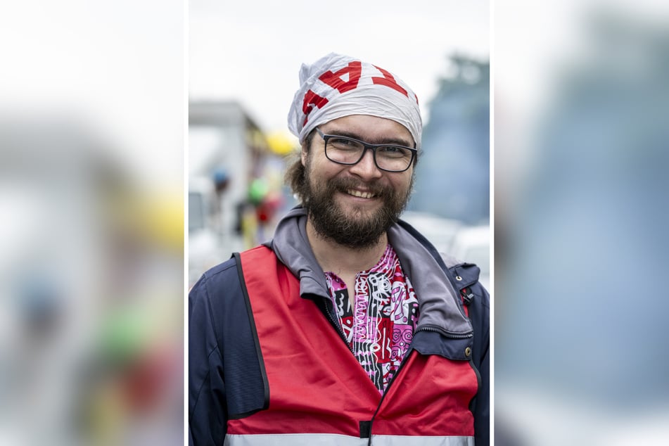 Marten Henning (29, Linke) war mit dabei, als die Pride-Flagge am Rathaus gehisst wurde.