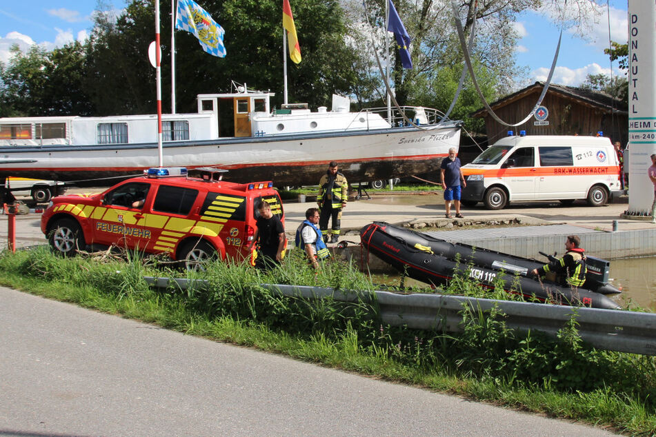 Grusel-Entdeckung in der Donau: Einsatzkräfte bergen männliche Person tot aus dem Wasser