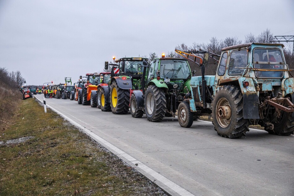 Hunderte Traktoren legten bereits am Montag Teile des Verkehrs lahm.