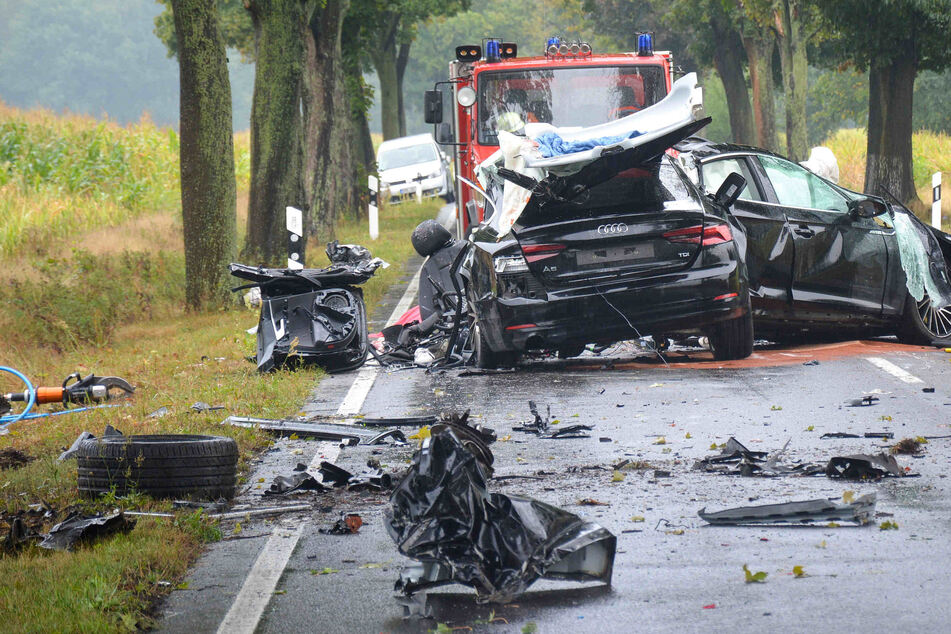 Auto kracht gegen Baum: Zwei junge Menschen sterben