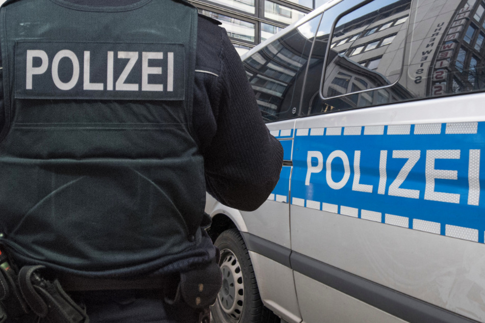 Die Ermittlungen der Polizei zu der Bluttat in Frankfurt dauern an (Symbolbild).