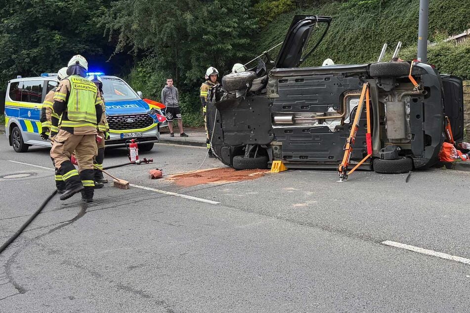 Gegen Laterne und Mauer gekracht: Feuerwehr rettet eingeklemmten Fahrer