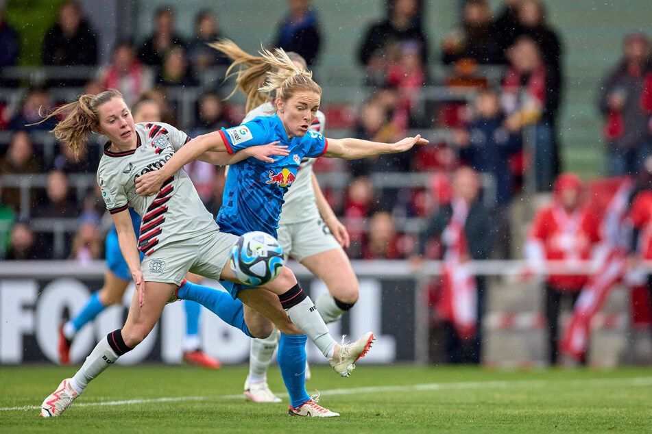 Mimmi Larsson (r.) erzielte das goldene Tor gegen die Bayer-Mädels.