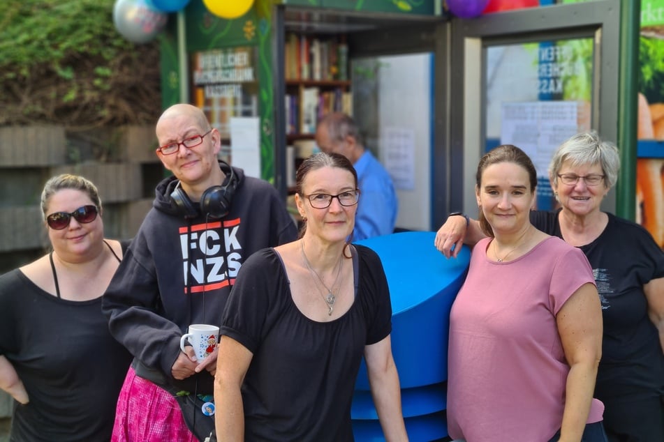 Ursa Rüffer (48, l.) und die Bücherhelden.
