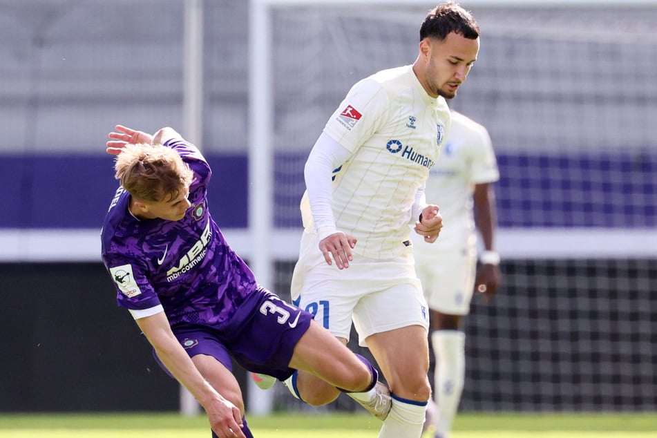 Paul Seidel (li.) geht hier zwar im Testspiel gegen Magdeburgs Falko Michel nicht so sauber zu Werke, aber er steht vorm Durchbruch bei den Veilchen.