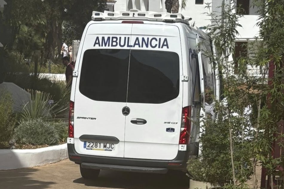Ein Mann musste nach dem Einsturz medizinisch versorgt werden.