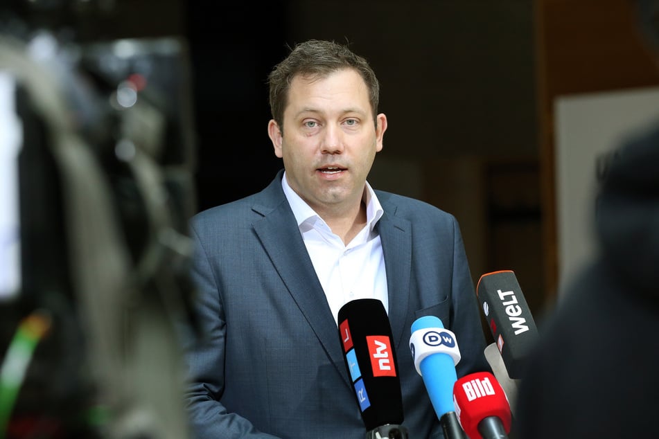 SPD-Parteivorsitzender Lars Klingbeil (44) äußerte sich am Freitag zur Rolle der Nato.