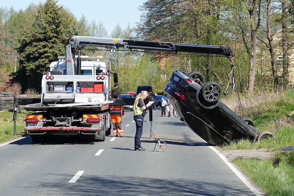 Der Renault Arkana überschlug sich und landete im Graben.