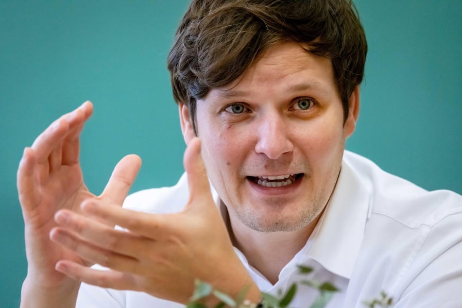 Kultusminister Conrad Clemens (42, CDU) sieht erste Erfolge seiner Maßnahmen im Kampf gegen Unterrichtsausfall.