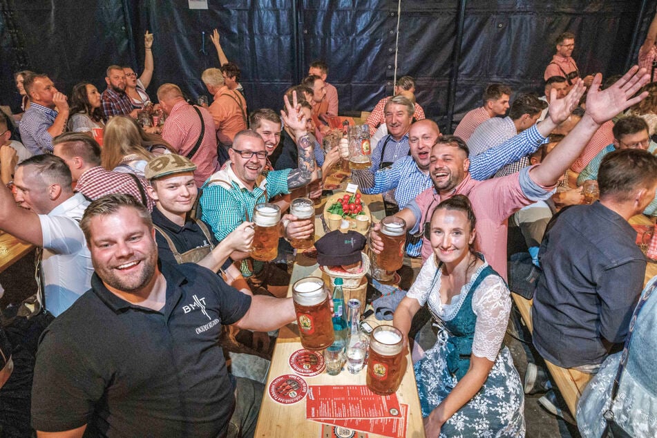 Wie am Tisch der Firma BM Technik aus Göda war die Stimmung im Festzelt prächtig.