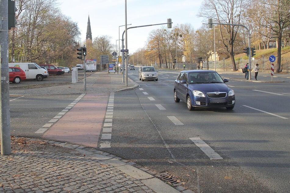 Radfahrer wird von abbiegendem Lkw erfasst: Senior schwer verletzt