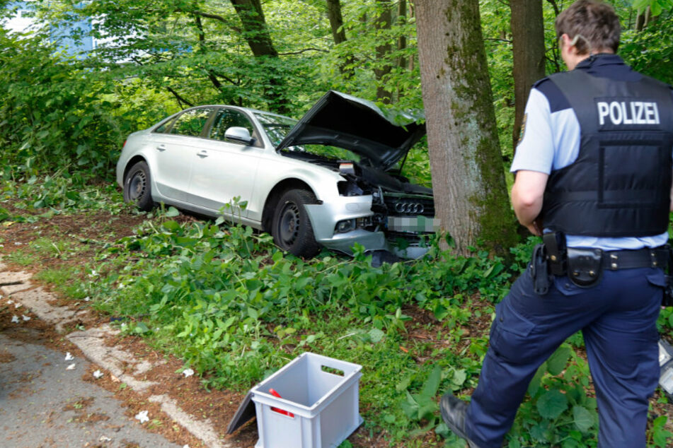 Suff-Unfall mit 1,8 Promille! Audi-Fahrerin kracht gegen Baum