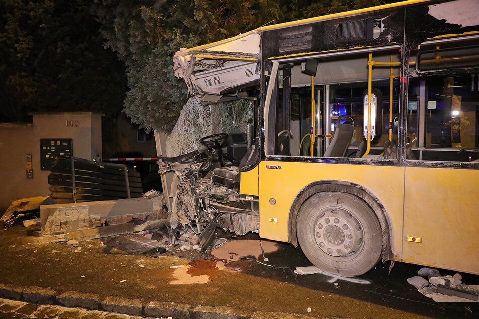 Der Fahrer (39) des Linienbusses musste nach der Kollision schwer verletzt ins Krankenhaus gebracht werden.