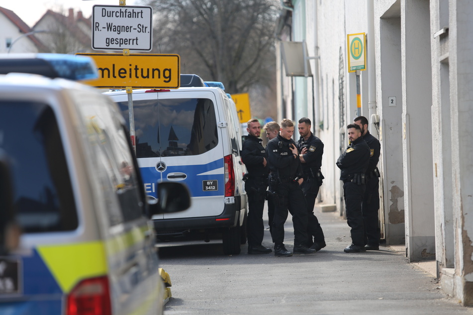Die Polizei war nach dem Fund der Leiche des zehn Jahre alten Mädchen in Wunsiedel mit einem Großaufgebot vor Ort im Einsatz.