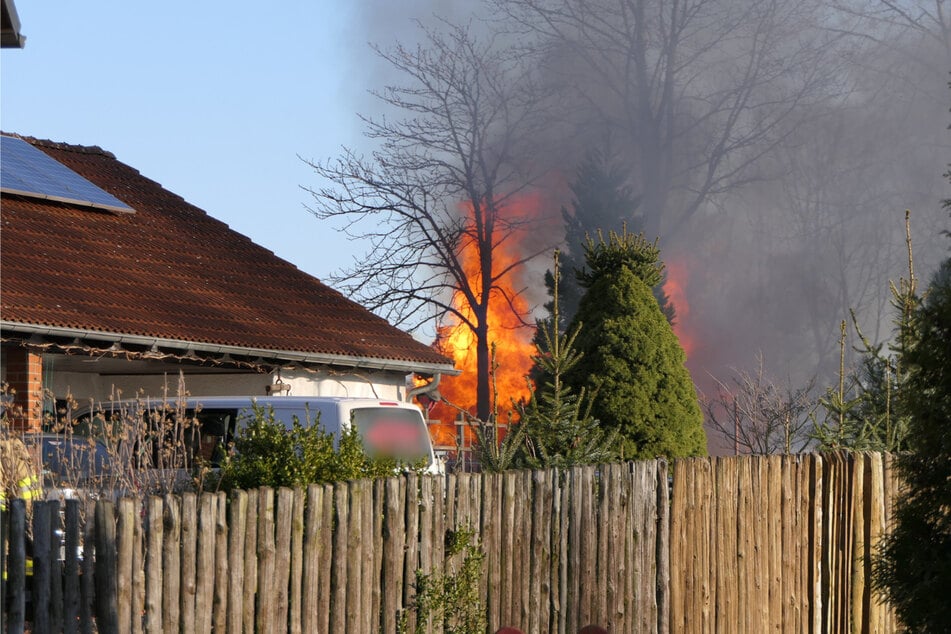 Auf einem Privatgrundstück in Bernbruch nahe Grimma stand am Samstagnachmittag ein Hühnerstall in Flammen.