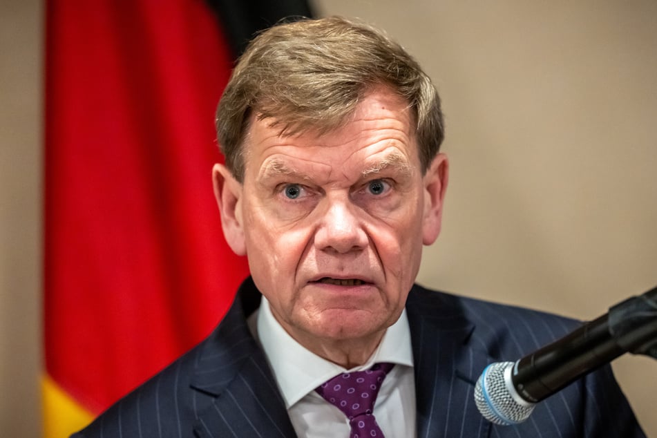 Außenminister Johann Wadephul (62).