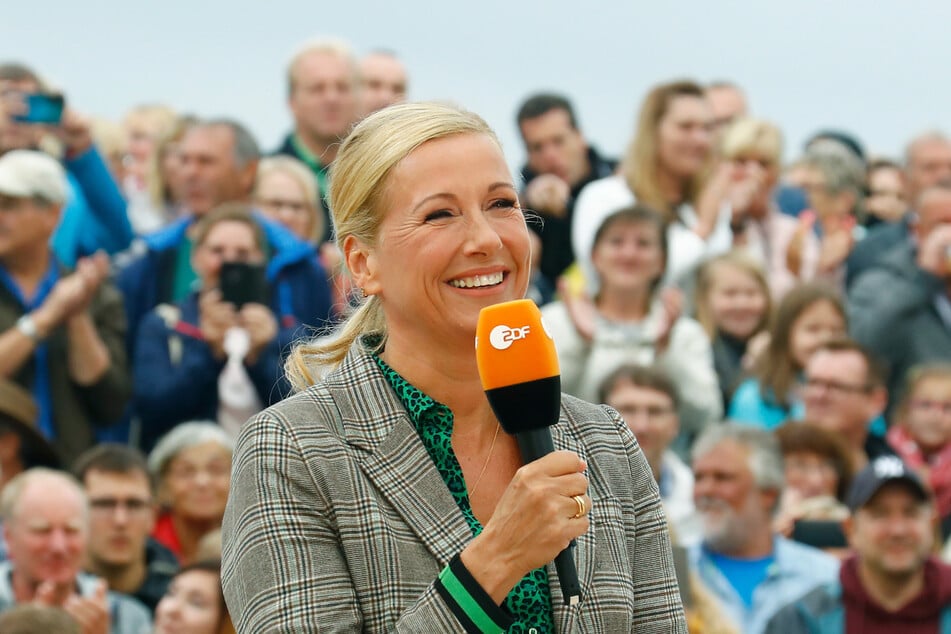Der ZDF-Fernsehgarten mit Moderatorin Andrea "Kiwi" Kiewel (57) stand dieses Mal ganz unter dem Motto "Trödelmarkt".
