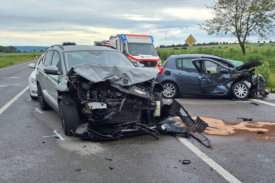 Schwerer Unfall auf Landesstraße in Thüringen: Zwei Menschen verletzt!