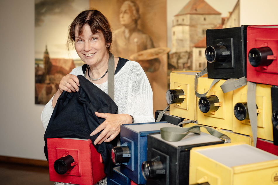 Die Pirnaer Museumspädagogin Gerburg Sturm mit einigen der neuen Kamera-Nachbauten, die Schüler bald ausprobieren können.