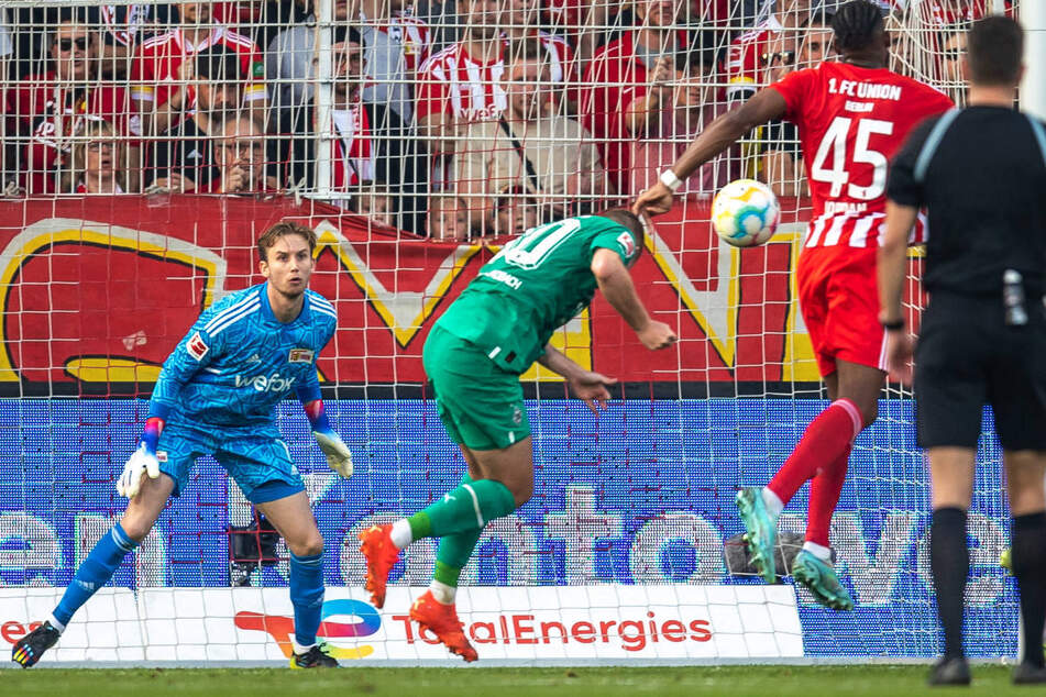 Nico Elvedi (2.v.l.) erzielt nach einer Ecke per Kopf die Führung für Borussia Mönchengladbach.