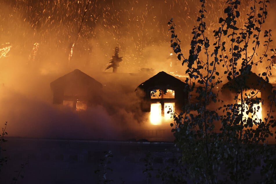 Die Feuerwehr wurde gegen 22.35 Uhr zu dem Brand in der Zwickauer Straße gerufen.