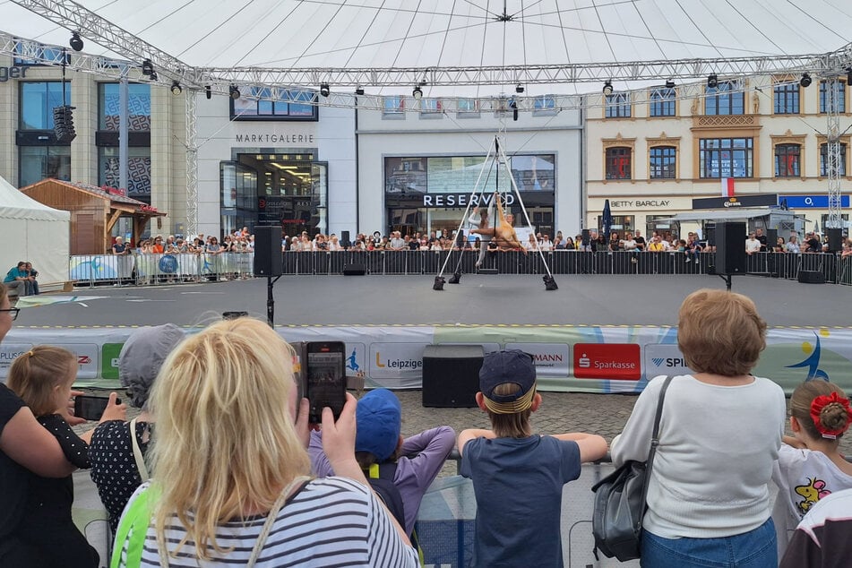 Auf dem Markt bestaunen die Besucher die Künste der Turnerinnen.