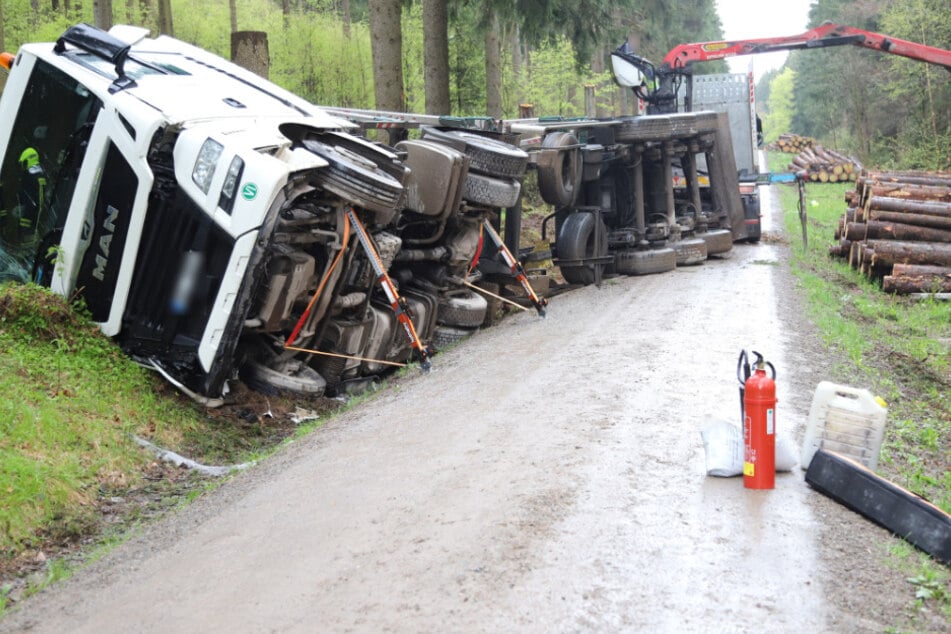 Unfall im Erzgebirge: Holz-Laster kippt zur Seite