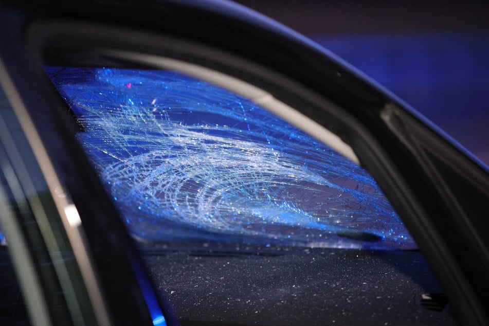 Die Windschutzscheibe des Autos zerbrach bei dem Aufprall.