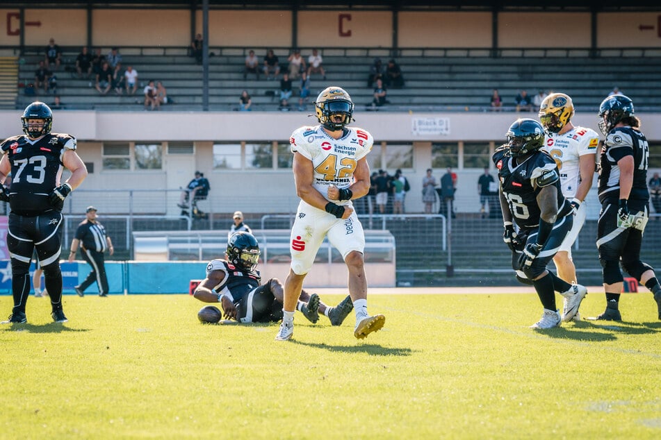 Elian Canet (24, v.) brachte Berlins Quarterback (h.) gleich viermal zu Boden.