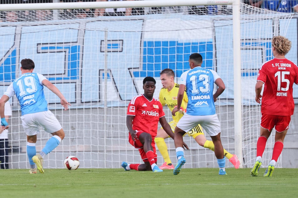 Klasse! In der 76. Minute traf CFC-Spieler Jonas Marx (l.) zum 1:1.