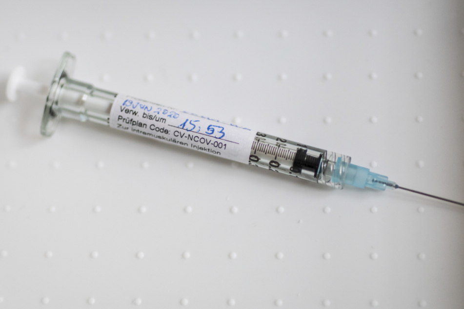 Die Spritze enthält den Impfstoff gegen das Coronavirus.