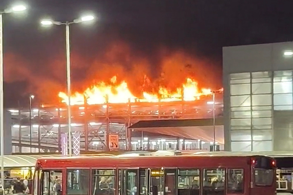 Wegen eines nächtlichen Großbrands in einem Parkhaus war der Londoner Flughafen Luton am Mittwoch zunächst geschlossen.