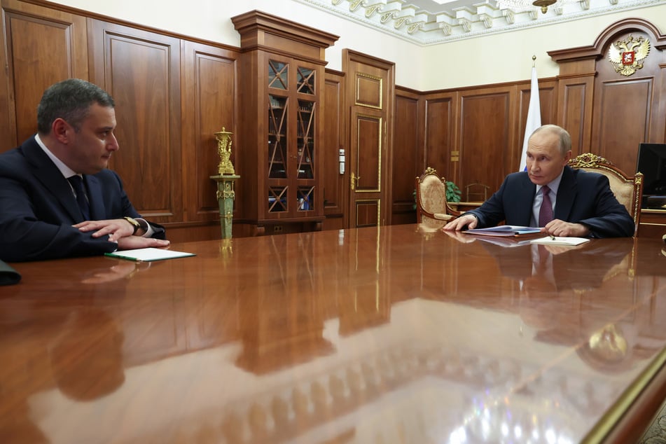 Wladimir Putin, Präsident von Russland, trifft den amtierenden Gouverneur der Region Kursk Alexander Khinshtein im Kreml.