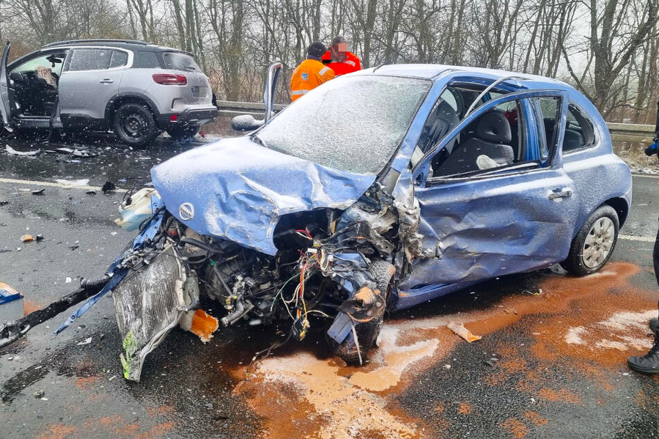 Die Front des Nissan wurde völlig zerstört. Es wurden drei Personen verletzt.